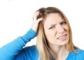 Wenn die Kopfhaut juckt, kann das zum Beispiel an einer Allergie oder Hauterkrankung liegen. (Bild: highwaystarz/fotolia.com)