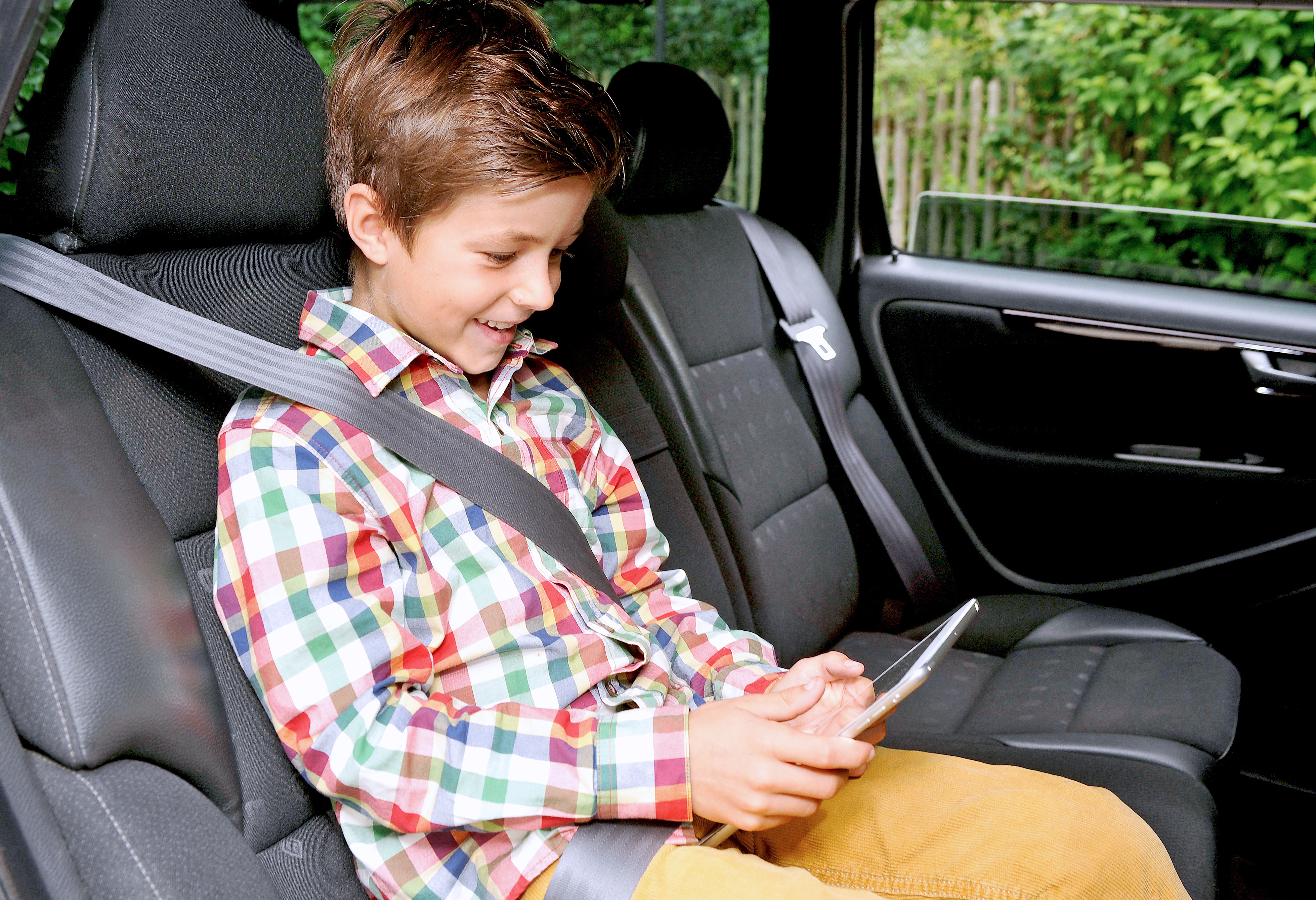 Пристегиваем ребенка в машине. Детское кресло в машину. Ребенок на переднем сиденье автомобиля. Дети на переднем сиденье автомобиля без кресла. Автомобиль для детей.