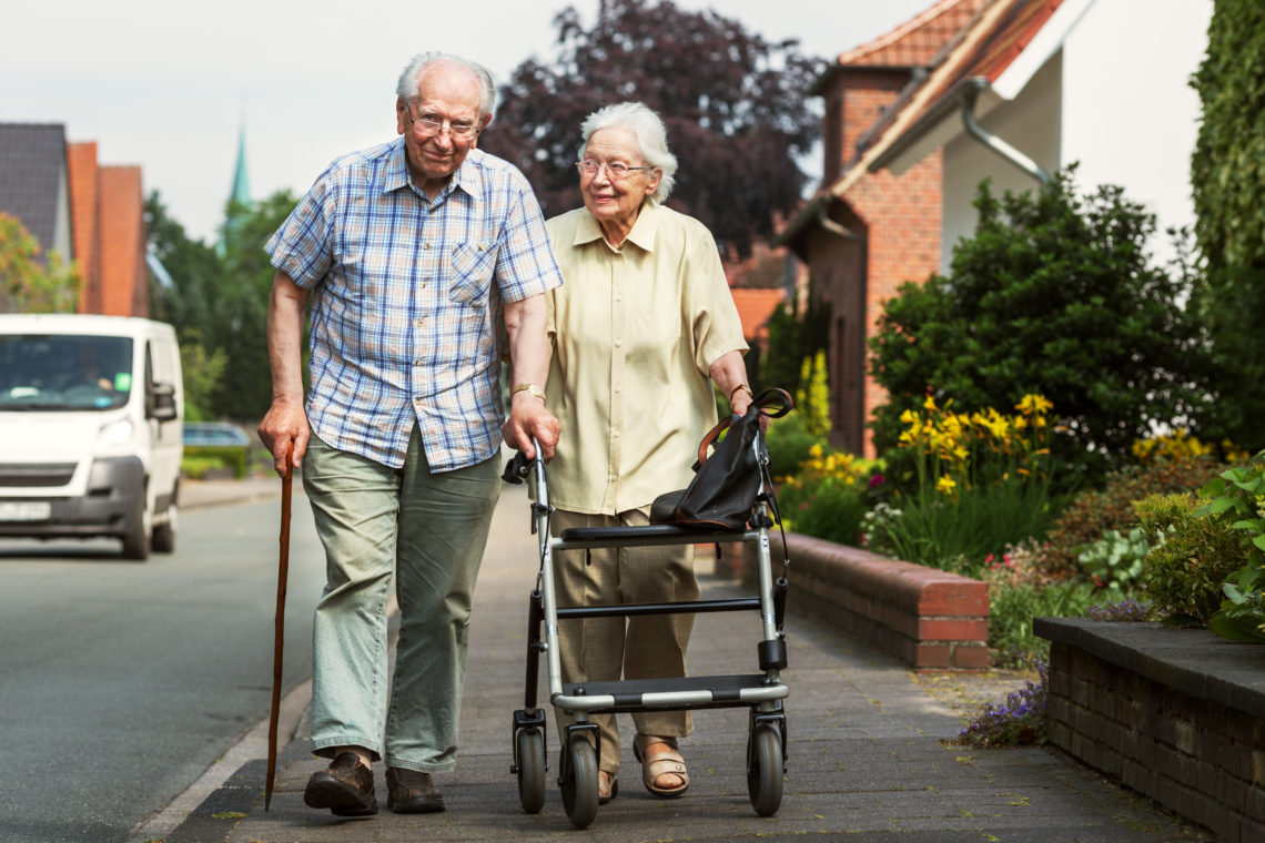 Viele Seniorinnen und Senioren haben Schwierigkeiten beim Gehen. 