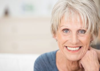 Falten gehören zum Leben dazu. Ein paar natürliche Anwendungen können jedoch dazu beitragen, den Alterungsprozess der Haut zu verlangsamen. (Bild: contrastwerkstatt/stock.adobe.com)