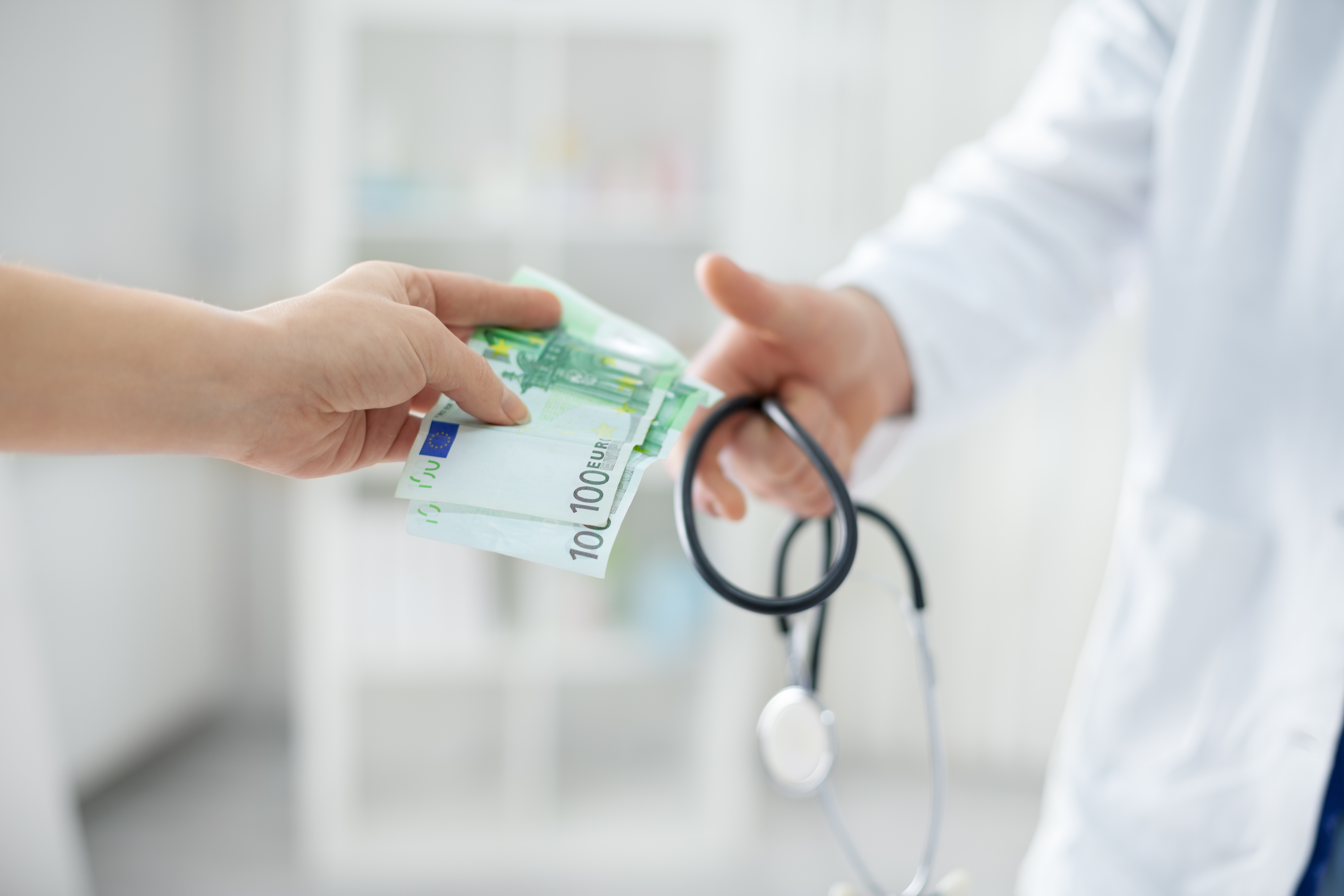 Doctor gets. Doctor money. Экономия в больницах картинки. Сэкономь на лечении. Врач дает деньги больному.