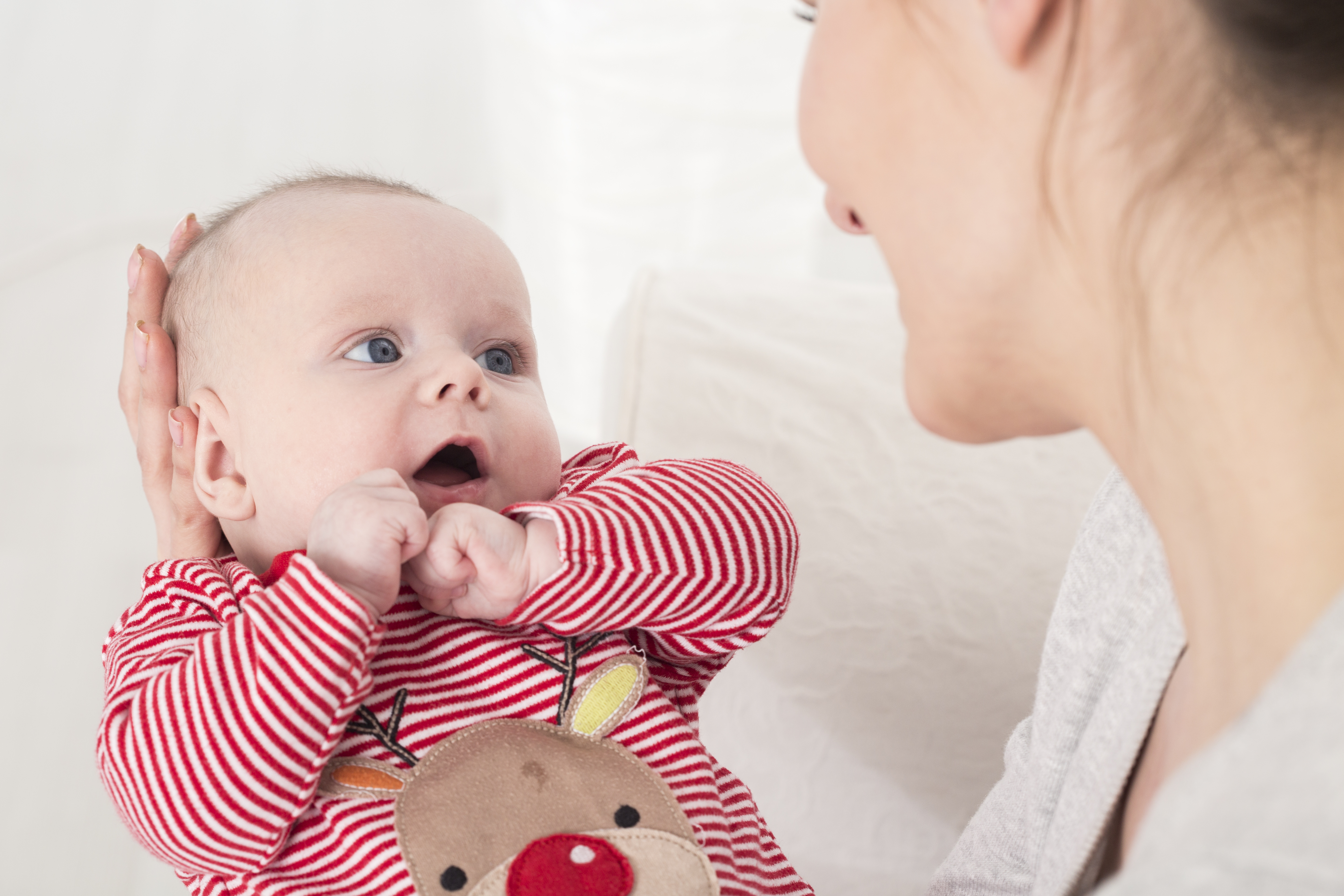 What ya looking at baby. Общение новорожденного. Мама смотрит на ребенка. Общение с младенцем. Удивленная мама с ребенком.