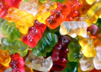 In einem Video, das derzeit im Internet die Runde macht, wird die Produktion von Gelatine gezeigt. Der Clip dürfte vielen die Lust auf Gummibärchen verleiden. (Bild: Osterland/fotolia.com)