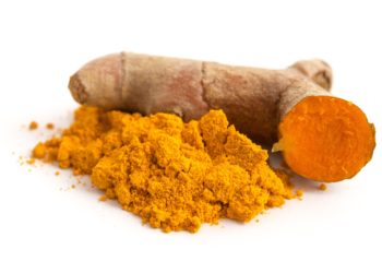 Curcuma wird als Gewürz vor allem in der indischen Küche eingesetzt, hat allerdings auf eine heilede Wirkung bei Entzündungen in der Nase. (Bild: emuck/fotolia.com)