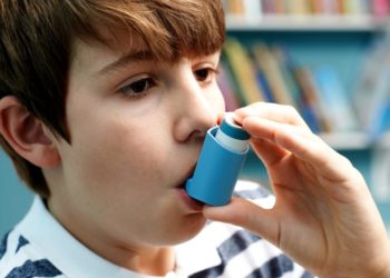 Asthmatiker müssen immer ihr Asthmaspray dabei haben, da bei akuter asthmatischer Atemnot Lebensgefahr droht. (BILD:  highwaystarz/Fotolia.com)