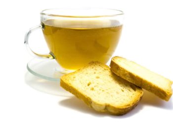 Mit Schonkost verbinden viele Zwieback und Tee. Tatsächlich liefert Zwieback einfach verwertbare Kohlenhydrate und Kräutertee kann den Magen beruhigen. (Bild: oxie99/fotolia.com)