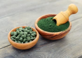 Hier im Bild ist die Spirulina Alge in getrockneter Form zu sehen. Wie auch Chorella sollte sie mehrere Wochen am Stück - mit zunehmender Dosis - angewendet werden. (Bild: tashka2000/fotolia.com)