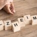 Das Wort Alzheimer als Schriftzug aus Holzblöcken mit Buchstaben gelegt.
