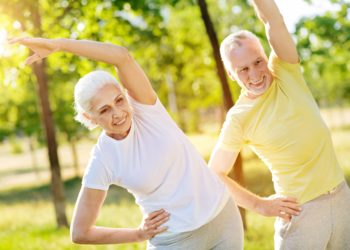 Glückliches, älteres Paar beim Training im Park