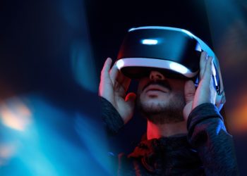 Die Verwendung von VR könnte in Zukunft zu einer verbesserten Behandlung von chronischen Schmerzen beitragen. (Bild: Дмитрий Киричай/Stock.Adope.com)