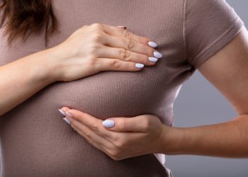 Ältere Frauen können ihr Risiko für Brustkrebs reduzieren, wenn sie auf ein gesundes Körpergewicht achten. (Bild: Andrey Popov/Stock.Adope.com)