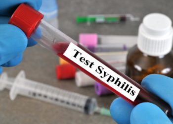 Röhrchen mit einer Blutprobe und Aufschrift "Test Syphilis".