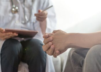 Eine intensive Verhaltenstherapie zusammen mit einem eingenommenen Medikament ermöglicht einen erheblichen Gewichtsverlust. (Bild: Khunatorn/Stock.Adobe.com)