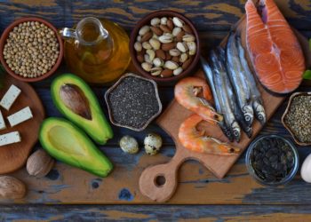 Verschiedene Omega-3-reiche Lebensmittel wie Fisch, Meeresfrüchte, Avocados und Nüsse