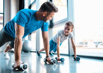 Vater und Sohn trainieren mit Hanteln