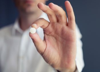 Kann die regelmäßige Einnahme von Aspirin über einen Zeitraum von mehreren Jahren Menschen vor Leberkrebs schützen? (Bild: LumineImages/Stock.Adobe.com)