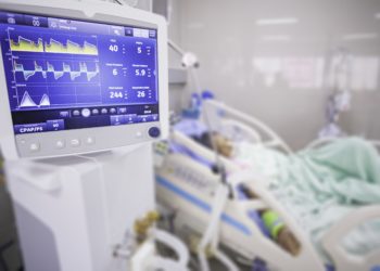 Beatmungsgerät, das einem Patienten auf einer Intensivstation über einen Schlauch Sauerstoff zuführt