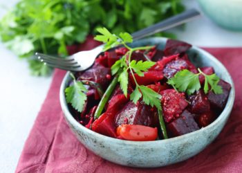 Rote Beete Salat mit Petersilie dekoriert in einem Schälchen.