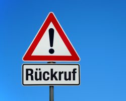 Verkehrsschild mit der Aufschrift Rückruf