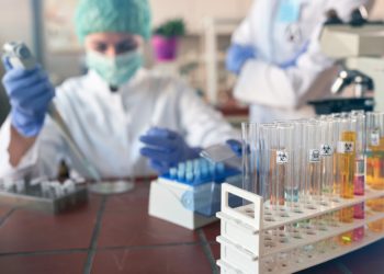 Werden wir in naher Zukunft in der Lage sein uns vor COVID-19 durch einen speziellen Impfstoff zu schützen? (Bild:  luckybusiness/Stock.Adobe.com)