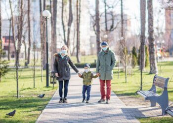 Menschen profitieren von zwischenmenschlichen Beziehungen, welche die körperliche Aktivität erhöhen, was besonders für ältere Personen zu gelten scheint. (Bild: Maygutyak/Stock.Adobe.com)