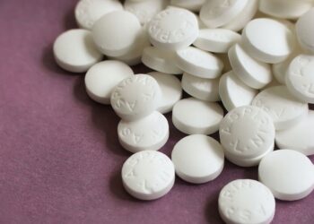 Aspirin scheint vor Darmkrebs zu schützen, selbst wenn eine starke genetische Veranlagung vorliegt. (Bild: Margaret M Stewart/Stock.Adobe.com)