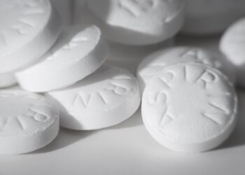 Die Einnahme von niedrigen Dosen von Aspirin ist neben gesundheitlichen Vorteilen auch mit einigen Nachteilen verbunden. (Bild: blueskies9/Stock.Adobe.com)