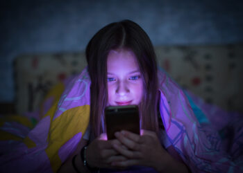 Zu wenig Schlaf wirkt sich negativ auf die positiven Gefühle aus. Die Verwendung von Smartphones im Bett kann ein Grund darstellen, warum Menschen zu spät ins Bett gehen. (Bild: De Visu/Stock.Adobe.com)