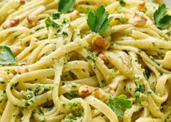 Teller mit Pesto-Pasta mit Walnüssen und Petersilie