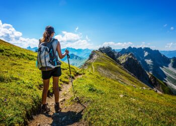 Wanderungen und lange Spaziergänge bei warmen Wetter können ohne ausreichende Flüssigkeitsaufnahme zu gesundheitlichen Problemen führen. (Bild: XtravaganT/Stock.Adobe.com)