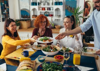 Mehrere Erwachsene beim gemeinsamen Essen