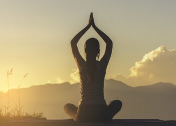 Wie sinnvoll ist die Durchführung von Yoga zur Reduzierung der Symptome bei Herzrhythmusstörungen? (Bild: nakedcm/Stock.Adobe.com)