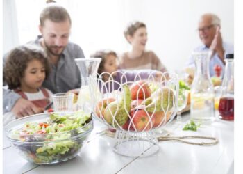 Eine Familie sitzt gemeinsam am Esstisch.