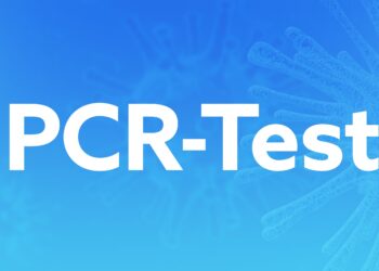 Gesichter von Mann und Frau mit Mundschutz vor blauen Hintergrund mit dem Text PCR-Test in der Mitte