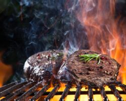 Ein Stück Fleisch wird auf einem Grill gegart.