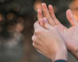 Junge Frau hält ihre schmerzende Hand