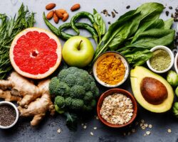 Gesunde Lebensmittel wie Gemüse, Obst und Hülsenfrüchte auf einem Tisch