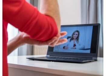 Eine Person spricht per Videotelefonie mit einer Ärztin.