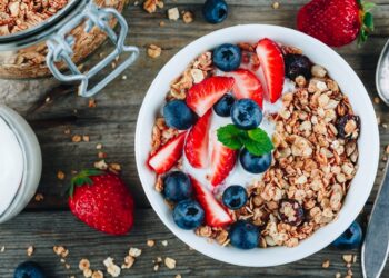 Eine Schale mit Müsli und Früchten.