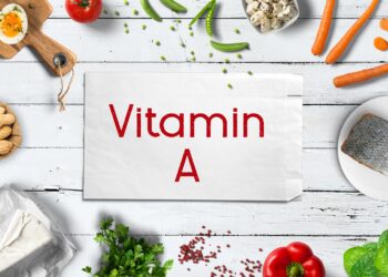 Vitamin A reiche Lebensmittel um einen Zettel mit der Aufschrift Vitamin A