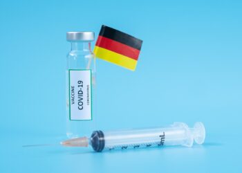 Die Deutsche Krankenhausgesellschaft erhöht den Druck auf die Regierung: Der Corona-Impfstoff müsse noch vor Weihnachten zugelassen werden. (Bild: Jo Panuwat D/stock.adobe.com)