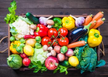 Eine Holzkiste gefüllt mit frischem Obst und Gemüse