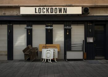 Lockdown-Schild an geschlossener Kneipe