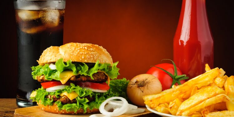 Ein Fastfood-Menü mit Burger, Pommes und Cola