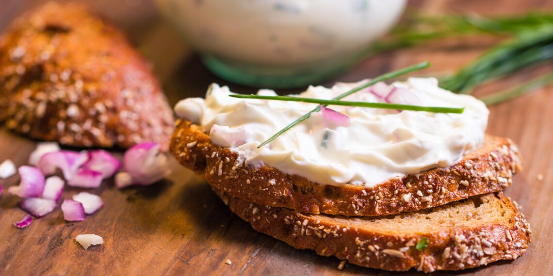 Quark mit Kräutern auf Brot.