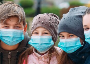 Mehrere Kinder mit medizinischen Masken