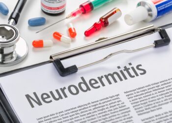 Klemmbrett mit einem Papier auf dem Neurodermitis steht neben verschiedenen Medikamenten