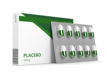 Ein Medikamentenblister und eine Medikamentenpackung mit der Aufschrift Placebo