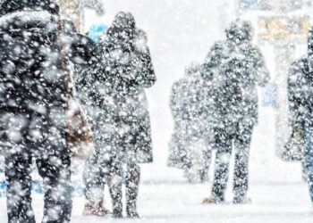 Menschen im Schneesturm