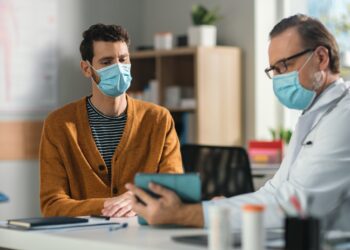 Arzt erklärt Patienten Untersuchungsergebnisse